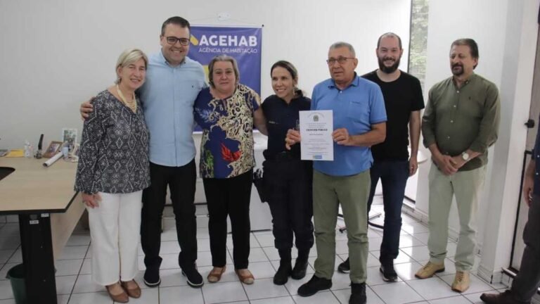 Izidro Pedroso – Prefeitura entrega 35 escrituras regularizadas para moradores