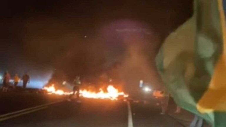 VÌDEOS – Vários trechos de rodovias estão bloqueados após resultado das eleições