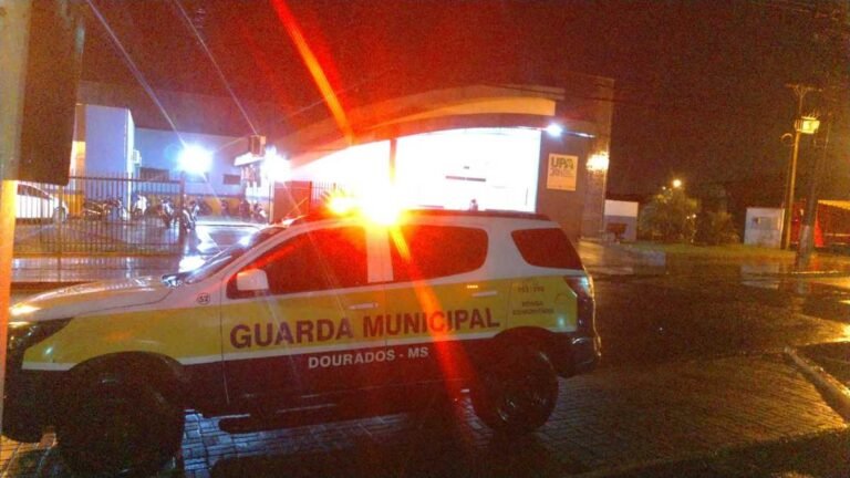 Mulher embriagada perde controle e cai de moto carregando criança de 5 anos na garupa
