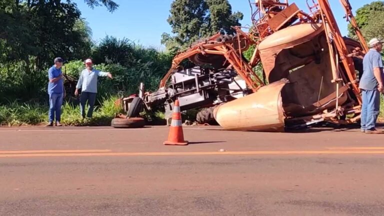Tratorista morre após caminhão colidir em traseira de trator na BR-376