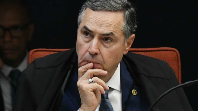 Barroso acolhe pedido da PGR e manda arquivar pedidos de investigação contra Bolsonaro