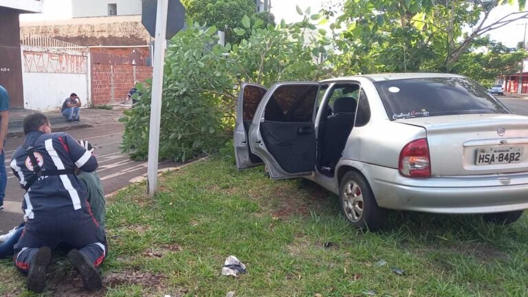 Passageiro fica ferido após motorista de aplicativo invadir Weimar Torres sem parar e colide em Fiat Mob