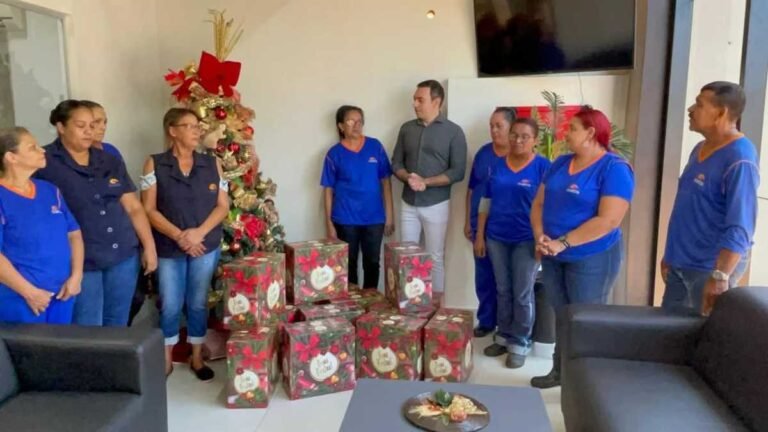 Delegado-Geral entrega cestas natalinas à colaboradores