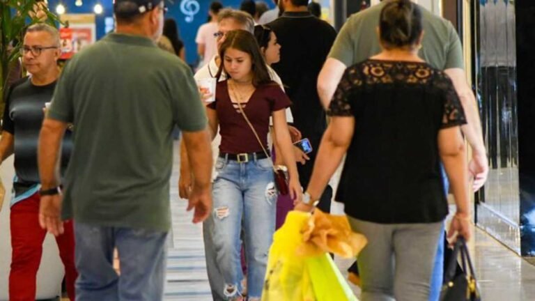 Salário antecipado dos servidores de MS e 13ª parcela do Mais Social animam setor do comércio na véspera do Natal