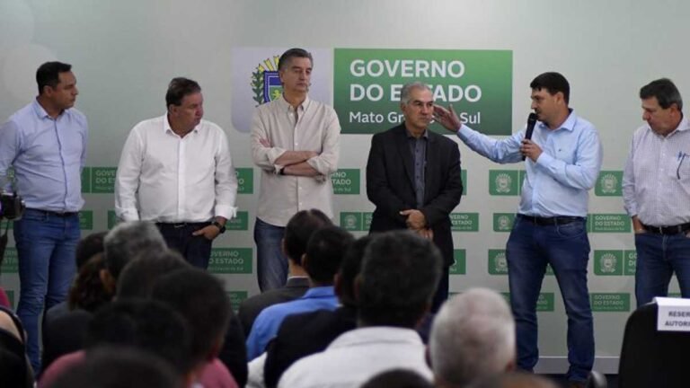 Reinaldo Azambuja recebe 10 títulos de cidadão por desenvolver municípios de MS