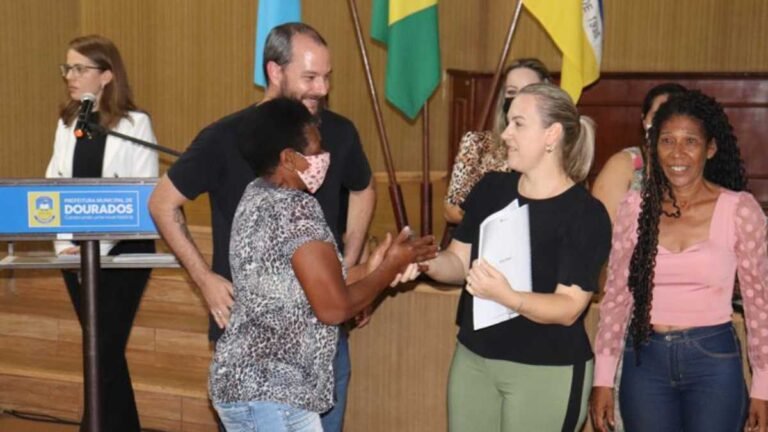 Prefeitura entrega autorizações do programa Lotes Urbanizados beneficiando 124 famílias