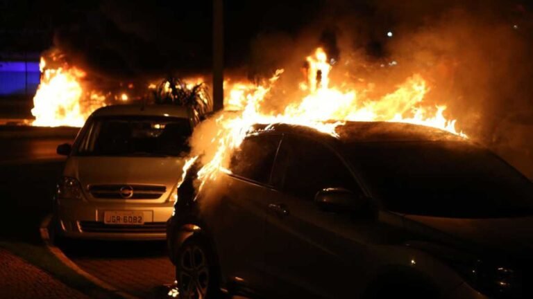 Bolsonaristas tentam invadir PF após prisão de indígena e cenário parece guerra