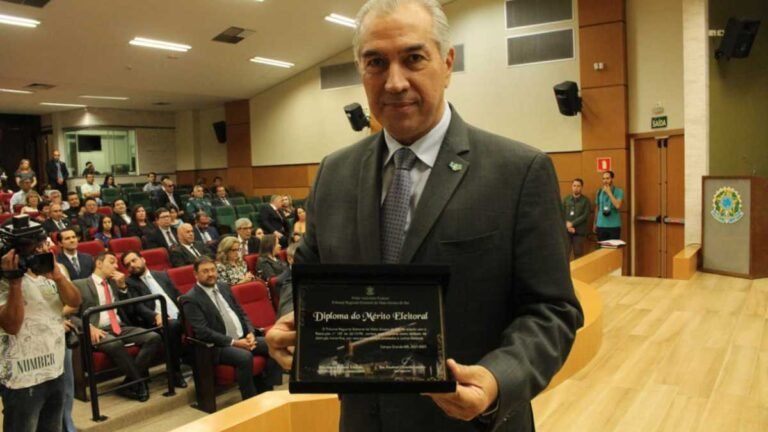 Reinaldo Azambuja recebe maior honraria da Justiça Eleitoral de MS