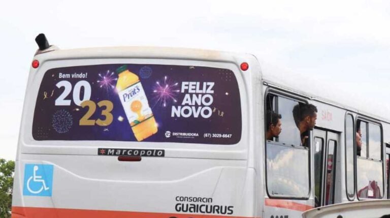 Detento é morto a tiro após ônibus de transporte de presos ser atacado por motoqueiros