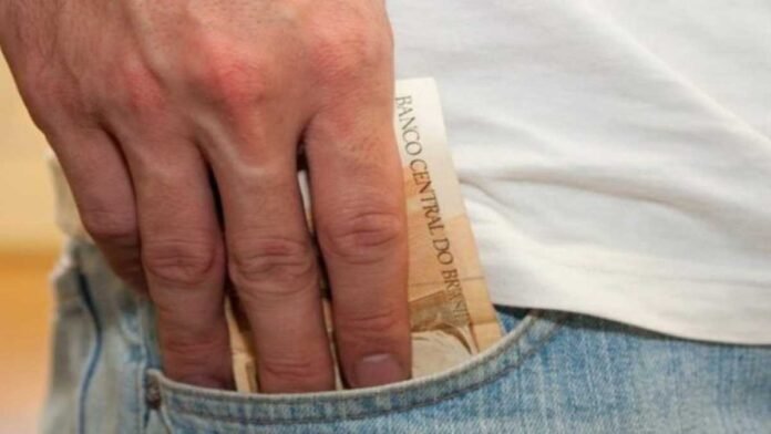 dinheiro_bolso_salario
