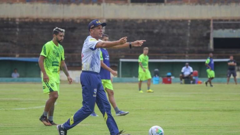 Dourados AC treina no Estádio Douradão para jogo de amanhã