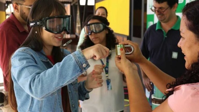 Ação educativa usa óculos simulador de embriaguez para conscientizar que álcool e direção não combinam