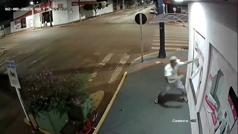 Vídeo – Homem é flagrado por câmera estourando loja de cosméticos e maquiagens para furtar