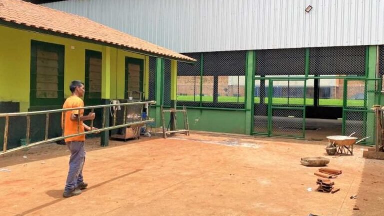 Internos do regime semiaberto atuam na reforma de escola pública em Indubrasil