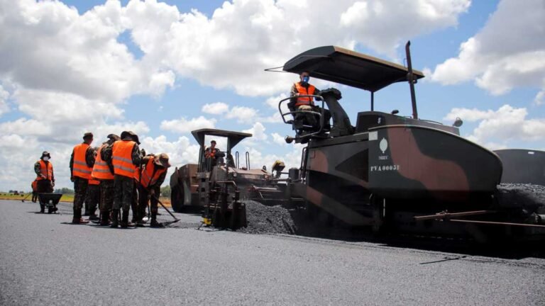 Prefeito aproveita encontro com ministro e pede mais celeridade em obra do aeroporto