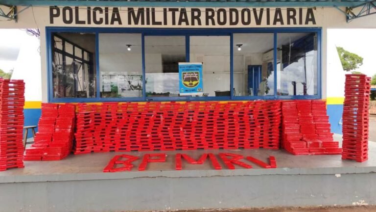 Durante fuga, homem de 20 anos capota veiculo carregado de droga e acaba sendo arremessado de carro