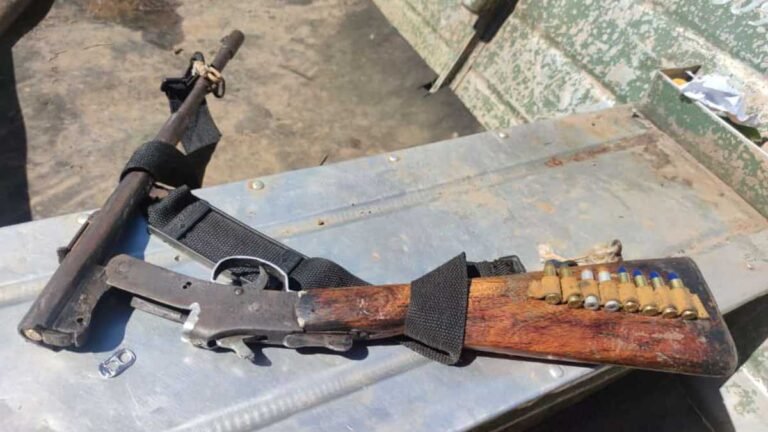 PMA prende pescador com espingarda de caça ilegal de grosso calibre e apreende a arma, munições, barco e motor