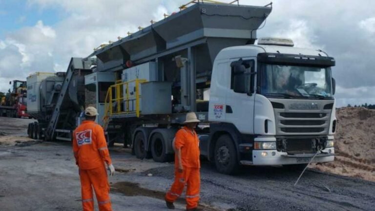 Caminhão usina de asfalto chega à Estrada do 21 para acelerar obra de pavimentação