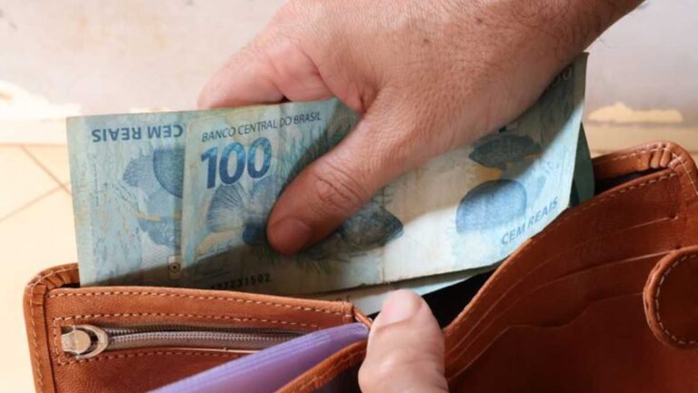 Aposentados e pensionistas começam a receber antecipação do 13º