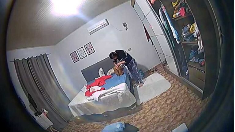 Vídeo – Câmera registra momento em que mulher furta dinheiro de residência da patroa