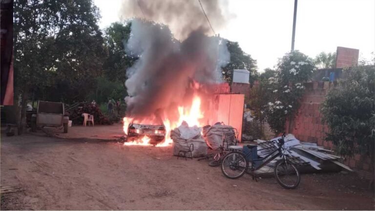 Após se irritar com Gol, homem bota fogo em carro e acaba preso