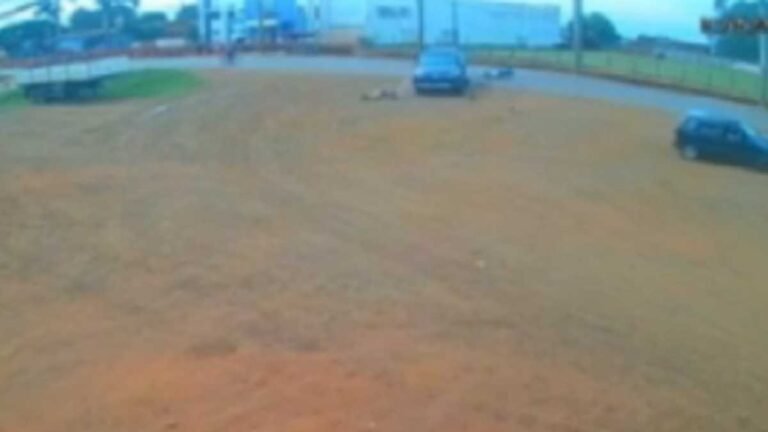 VÌDEO – Mãe morre e filha fica em estado grave após caminhonete fazer conversão a esquerda