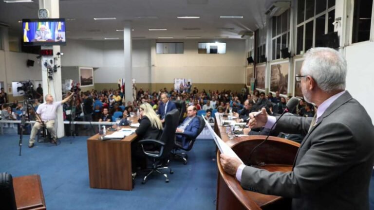 Após intensos debates, vereadores aprovam PL do executivo que altera o PCCR da Educação