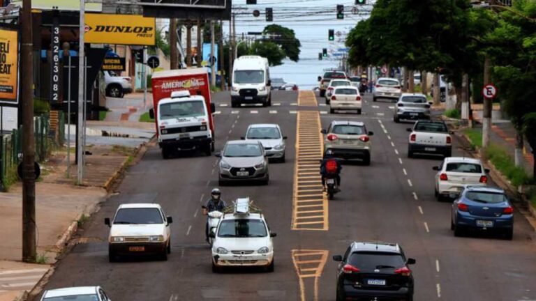 Veículos com placa final 3 têm até o fim de maio para serem licenciados no Detran
