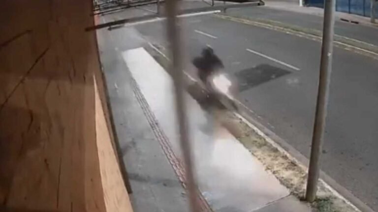 Vídeo – Adolescente bate moto em placa de sinalização e morre, Vídeo mostra momento do acidente