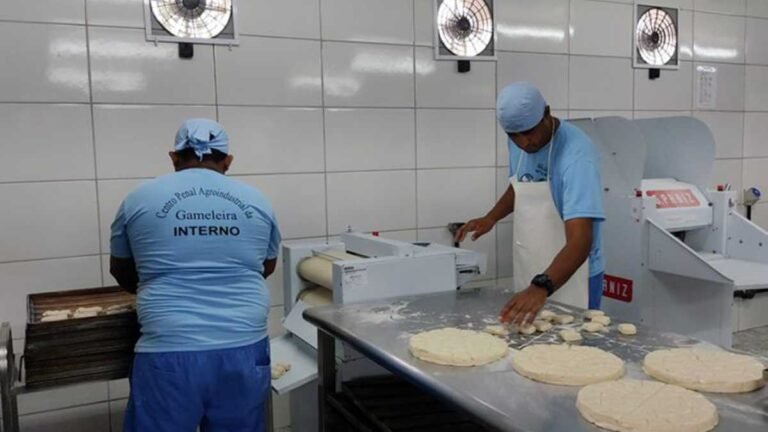Pães confeccionados no Centro Penal beneficiam pacientes em tratamento contra o câncer no HU