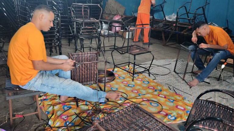 Do pó ao produto final, internos produzem cadeiras de fio em penitenciária