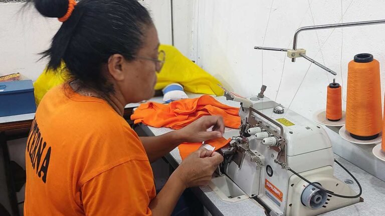 Oficina de costura em presídio ocupa e profissionaliza detentas com a produção dos próprios uniformes