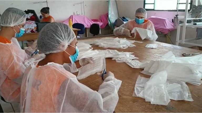 Produção de absorventes cresce e leva dignidade menstrual às alunas da rede pública