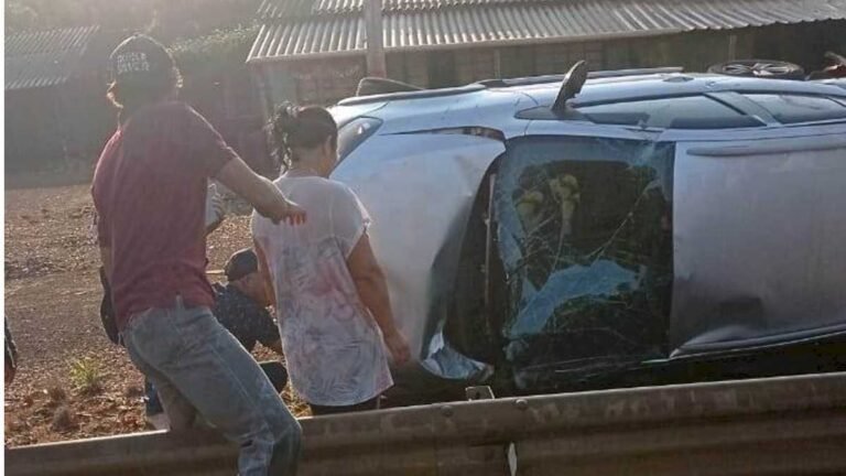 Três adultos e uma criança saem ilesos de capotamento na BR-163