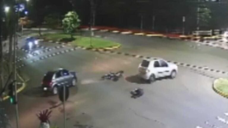 Motociclista fura sinal vermelho, colide em carro e morre (Vídeo do acidente)