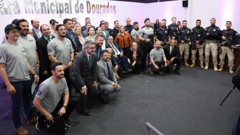 Durante o intervalo de sessão, vereadores homenageiam policiais que desvendaram morte de médico