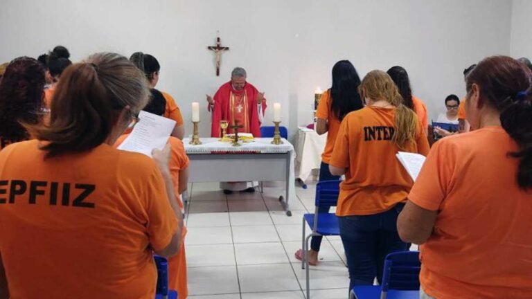 Sacramento do Crisma em presídio marca recomeço de mulheres em cumprimento de pena