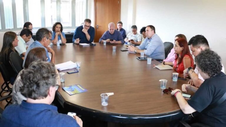 Prefeito recebe secretária do MEC para discutir realidade da educação indígena