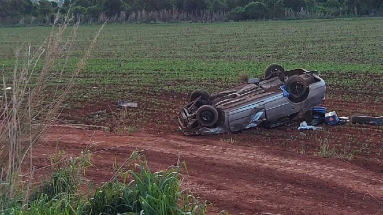 Durante capotamento, mulher morre e filha de 2 anos fica ferida em acidente na BR-060