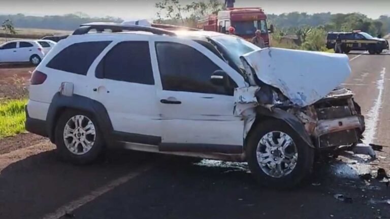 Homem morre ao bater carro em roda de trator parado na BR-463 sentido Ponta Porã/Dourados