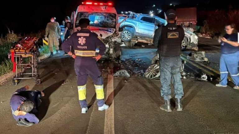 Vídeo mostra acidente envolvendo ambulância carro e carreta e deixa vários feridos na MS-473