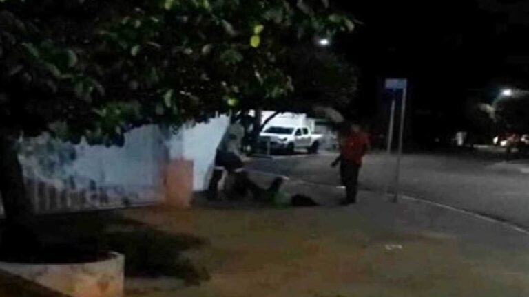 Homem esfaqueia mulher e irmãos dela acaba o matando com socos chutes e pedradas