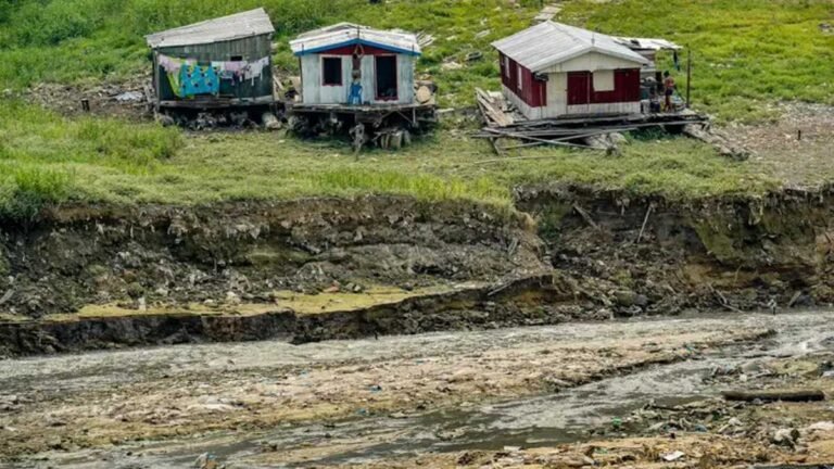 Com seca no Amazonas, ribeirinhos têm dificuldades para se locomover