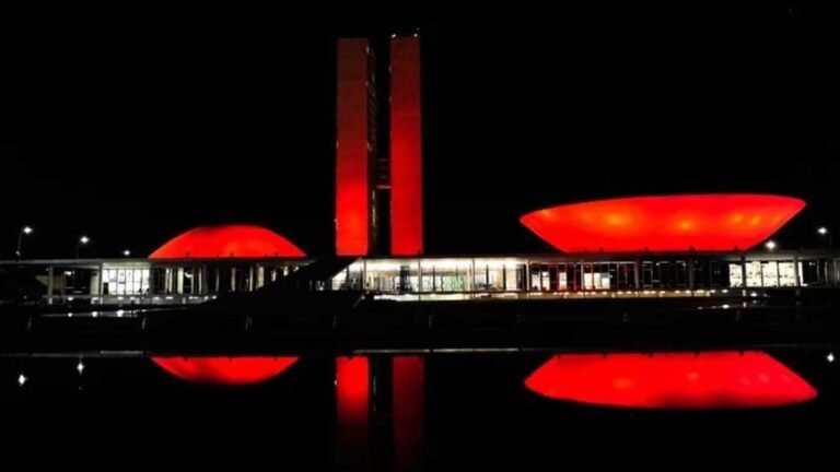 Congresso recebe iluminação vermelha em apoio à campanha de prevenção ao HIV/Aids