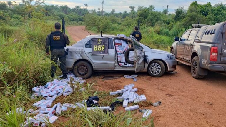 Vídeo – Veículo capotado em rodovia é apreendido pelo DOF com mais dois mil pacotes de cigarros ilegais