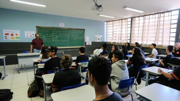Sancionada lei que prevê incentivo à permanência de estudantes no ensino médio