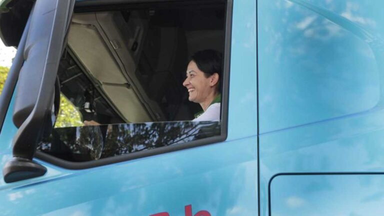 Qualificada pelo Voucher Transportador, Dani foi contratada dez dias após receber CNH de categoria E