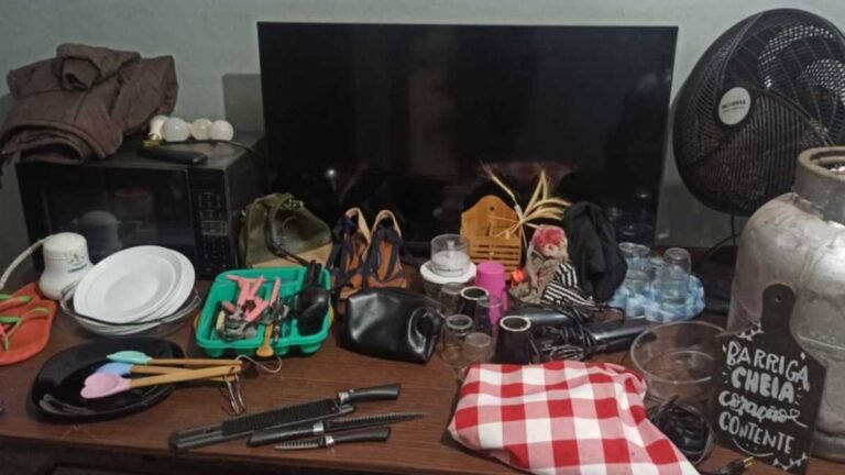 Cinco pessoas foram parar na delegacia e dois foram presos em flagrante por roubo