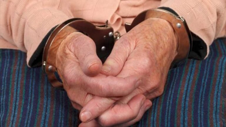 Avô de 54 anos é preso por estuprar a neta de 3 ano