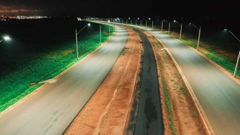 Obra de iluminação solar no anel viário de Ponta Porã avança para a reta final com 75% de execução